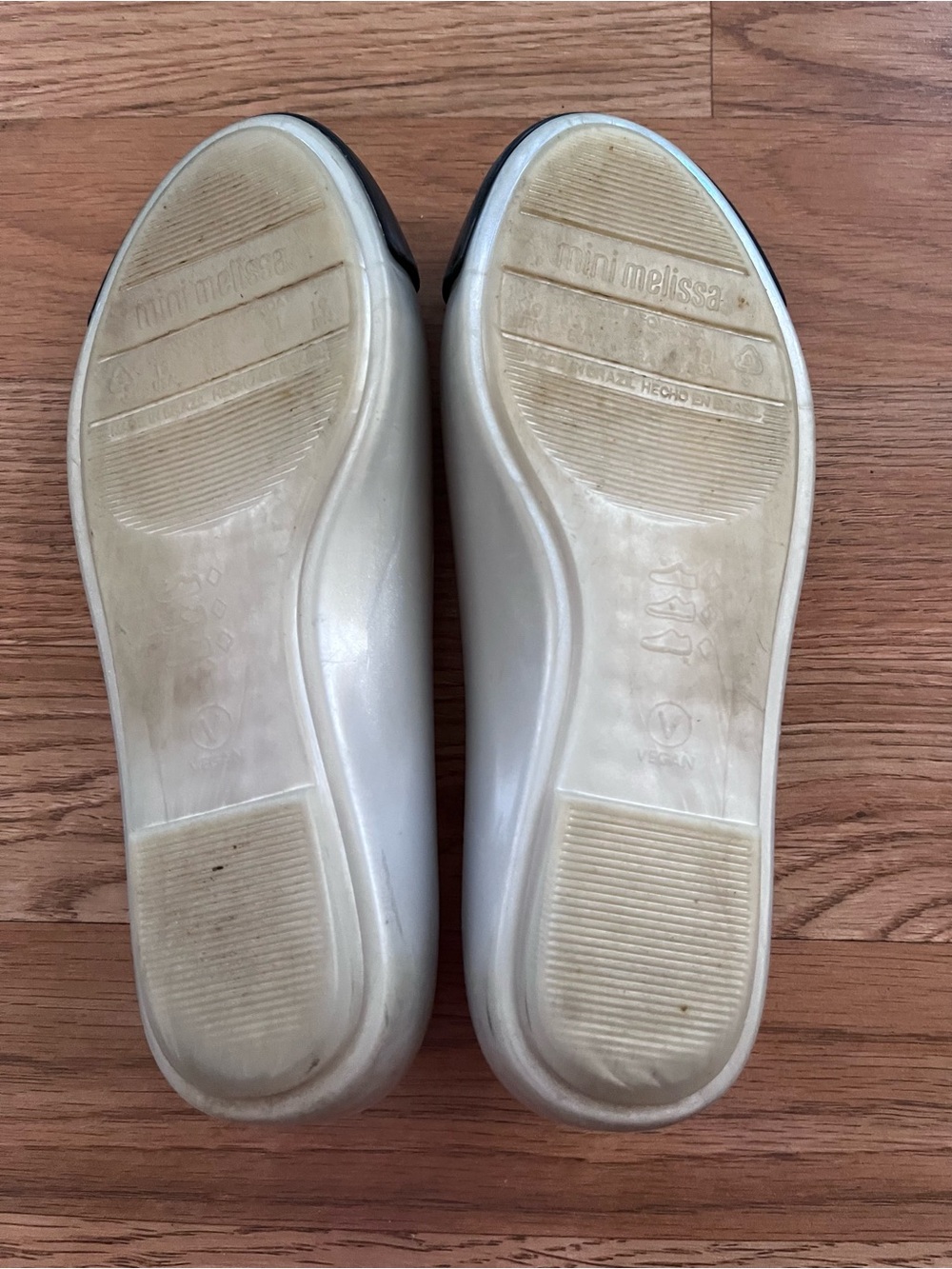 Mini Melissa Two-Tone Bow Ballet Flats in White and Black - Picture 4 of 8